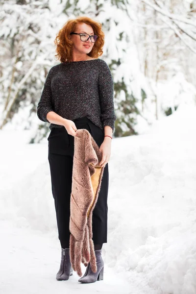 Mulher bonita adulta em camisola de lã e cachecol de vison — Fotografia de Stock