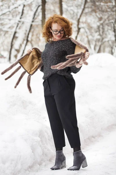 Volwassen mooie vrouw in wollen trui en mink sjaal — Stockfoto