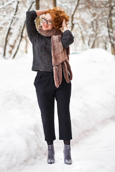 Adult vacker kvinna i ylle tröja och mink halsduk — Stockfoto