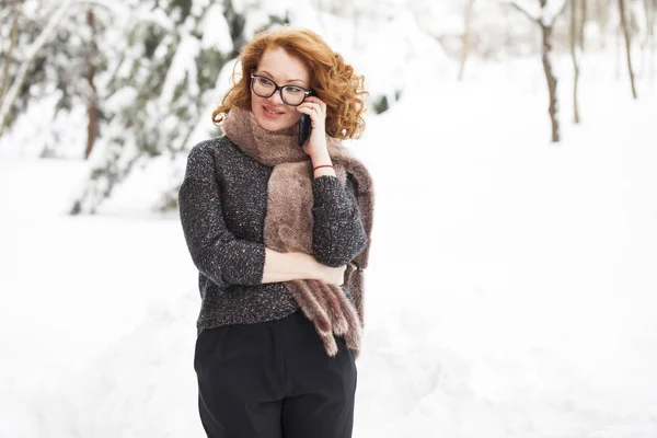 Vackra redhair kvinna ringer på en mobiltelefon — Stockfoto