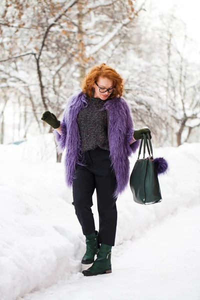 An adult beautiful woman in a fur coat — Stock Photo, Image