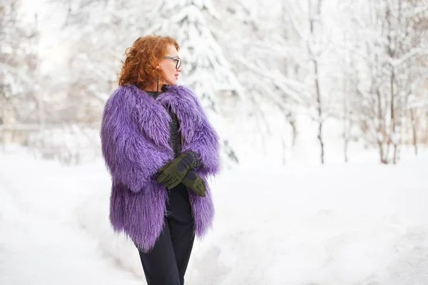 An adult beautiful woman in a fur coat — Stock Photo, Image