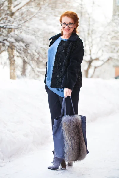 An adult beautiful woman in a fur coat — Stock Photo, Image