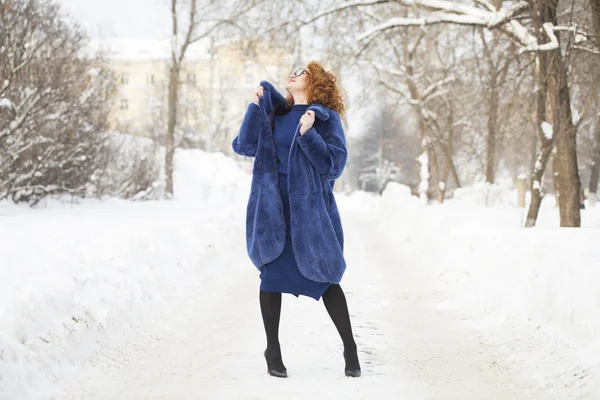 An adult beautiful woman in a fur coat — Stock Photo, Image