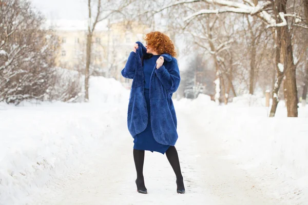 Una mujer hermosa adulta con un abrigo de piel — Foto de Stock