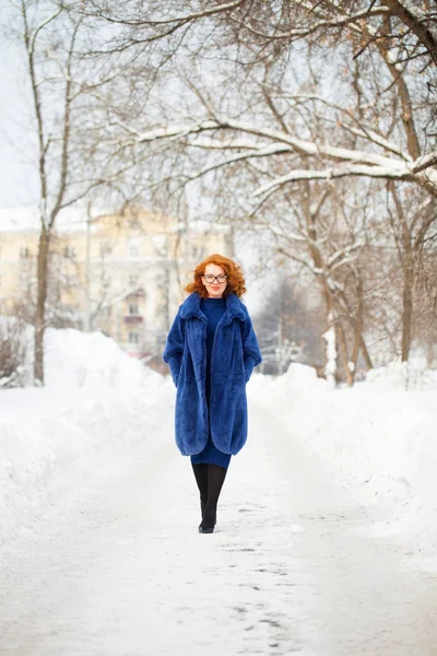 An adult beautiful woman in a fur coat — Stock Photo, Image