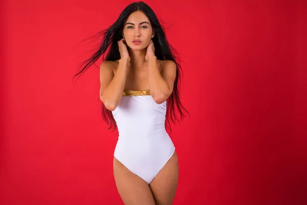 Mujer sexy en ropa de fitness blanca —  Fotos de Stock