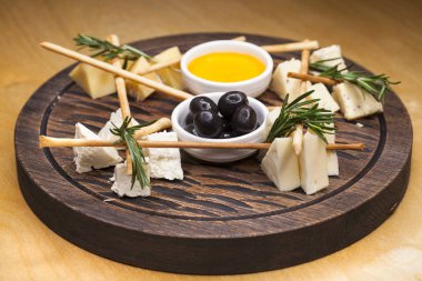 Peynirli olsun bal ve oliv farklı türdeki dilimlenmiş peynir