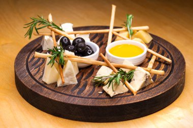 Peynirli olsun bal ve oliv farklı türdeki dilimlenmiş peynir