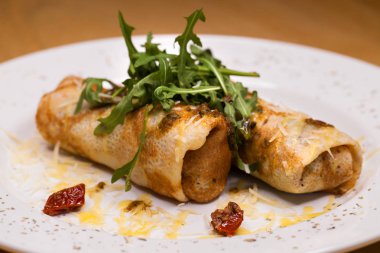 Beyaz tabakta roka ile lezzetli gözleme