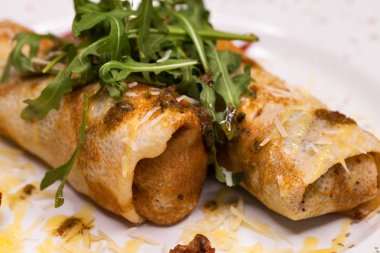 Beyaz tabakta roka ile lezzetli gözleme