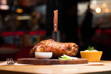 Restoran yemek - büyük pişmiş domuz knuckle bir ahşap tepsi