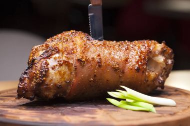 Restoran yemek - büyük pişmiş domuz knuckle bir ahşap tepsi