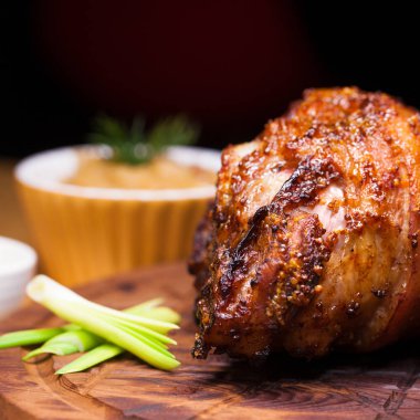 Restoran yemek - büyük pişmiş domuz knuckle bir ahşap tepsi