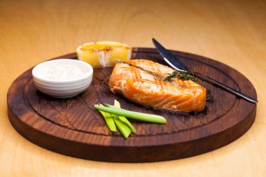 Camlı somon fileto susam ile ahşap bir plaka üzerinde kapat