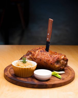 Restoran yemek - büyük pişmiş domuz knuckle bir ahşap tepsi