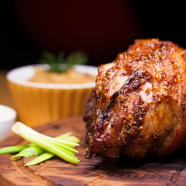 Restoran yemek - büyük pişmiş domuz knuckle bir ahşap tepsi