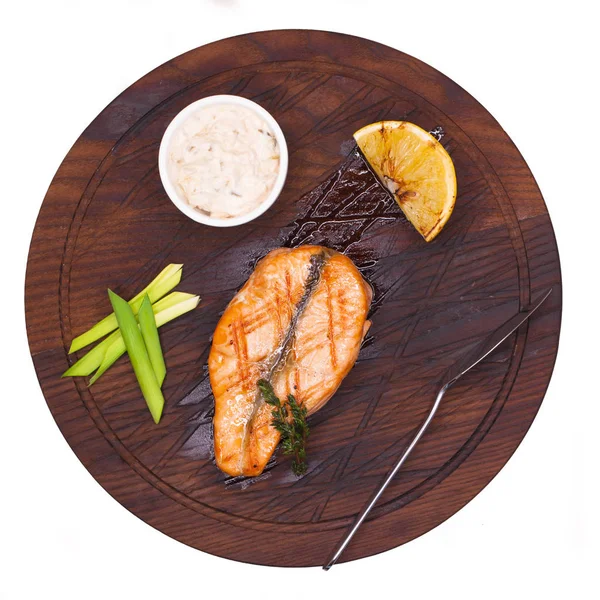 Filete de salmón esmaltado con sésamo de cerca en un plato de madera — Foto de Stock