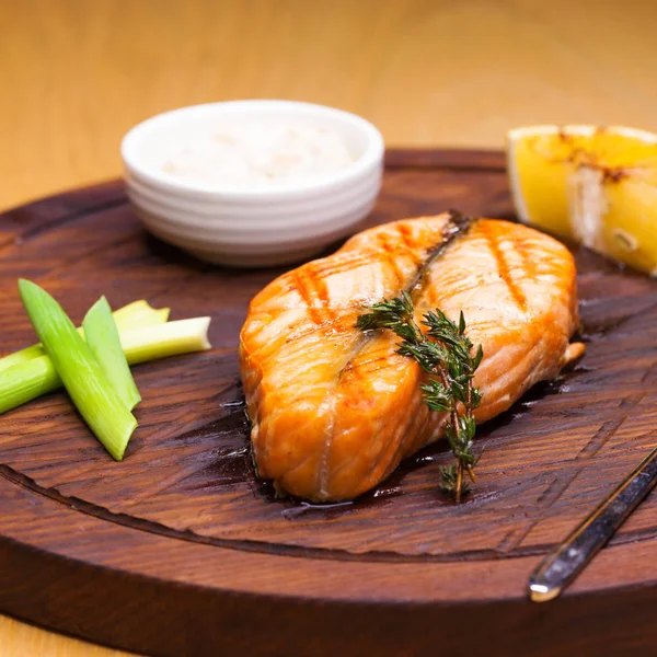 Filete de salmón esmaltado con sésamo de cerca en un plato de madera — Foto de Stock