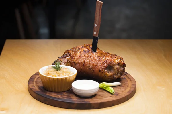 Restaurant miska - velké pečené vepřové koleno na dřevěný tác — Stock fotografie