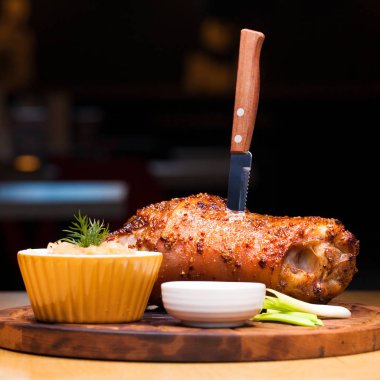 Restoran yemek - büyük pişmiş domuz knuckle bir ahşap tepsi