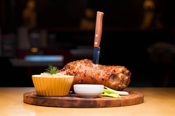 Étterem étel - nagy sült csülök egy fa tálcán — Stock Fotó