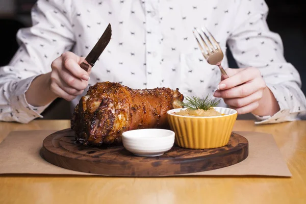 Piatto del ristorante - Piatto del ristorante - una grande nocca di maiale al forno o — Foto Stock