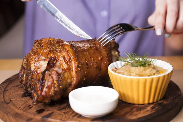 Restaurant Gericht - Restaurant Gericht - eine große gebackene Schweinshaxe o — Stockfoto