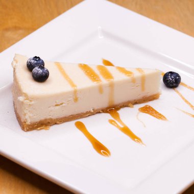 bir plaka üzerinde Cheesecake