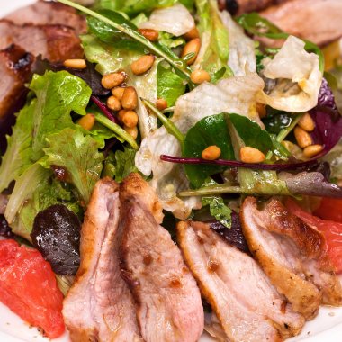 Restoran yemek et salata domuz eti ve roka