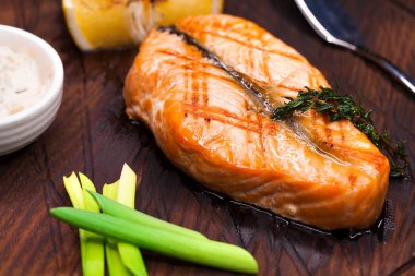 Camlı somon fileto susam ile ahşap bir plaka üzerinde kapat