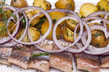 soğan halkaları ve ringa balığı fırında patates