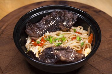 Sığır eti parçaları ile restoran tabak erişte