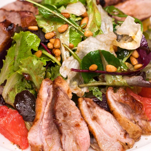 Restoran yemek et salata domuz eti ve roka — Stok fotoğraf