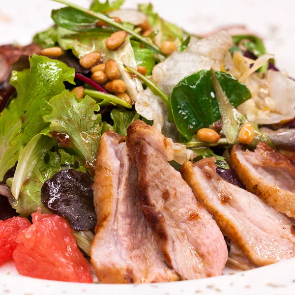 Restaurangen dish kött sallad från fläsk och ruccola — Stockfoto