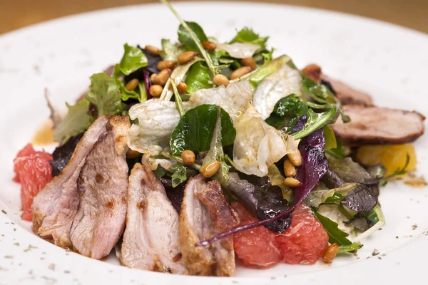 Restaurangen dish kött sallad från fläsk och ruccola — Stockfoto
