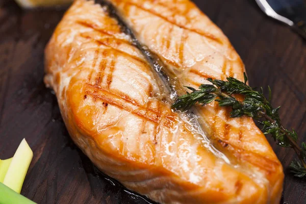 Филе лосося с кунжутом на деревянной тарелке — стоковое фото
