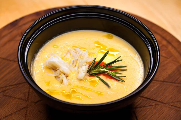 Tom Yam Kung, thai food on a wooden tray — Stock Image Tom Yam Kung, thai food on a wooden tray Royalty Free Stock Images
