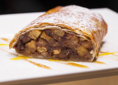 Şekerli tatlı elma strudel dondurma ile