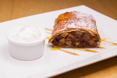 Şekerli tatlı elma strudel dondurma ile