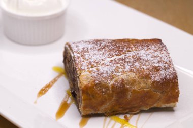 Şekerli tatlı elma strudel dondurma ile