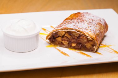 Şekerli tatlı elma strudel dondurma ile