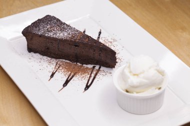 Parça çikolatalı badem unu kek ve dondurma