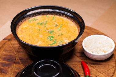 Tom Yam Kung, ahşap tepsi üzerinde Tayland gıda