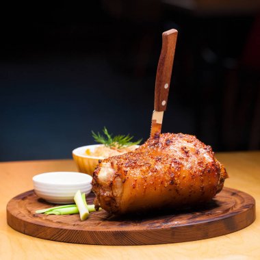 Restoran yemek - büyük pişmiş domuz knuckle bir ahşap tepsi