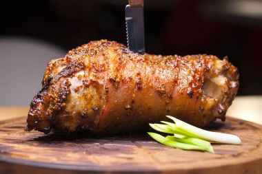 Restoran yemek - büyük pişmiş domuz knuckle bir ahşap tepsi