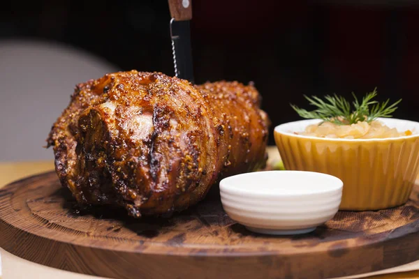 Restaurant miska - velké pečené vepřové koleno na dřevěný tác — Stock fotografie