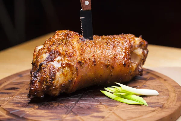 Restaurant Gericht - Restaurant Gericht - eine große gebackene Schweinshaxe o — Stockfoto