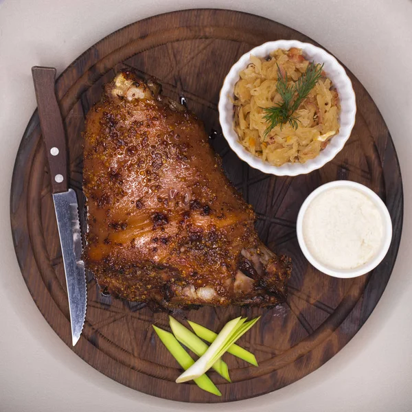 Ресторан блюдо - большой запеченный свиной сустав на деревянном подносе — стоковое фото