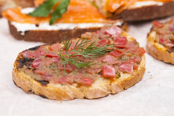 Поджаренный тост с лососем и сыром — стоковое фото